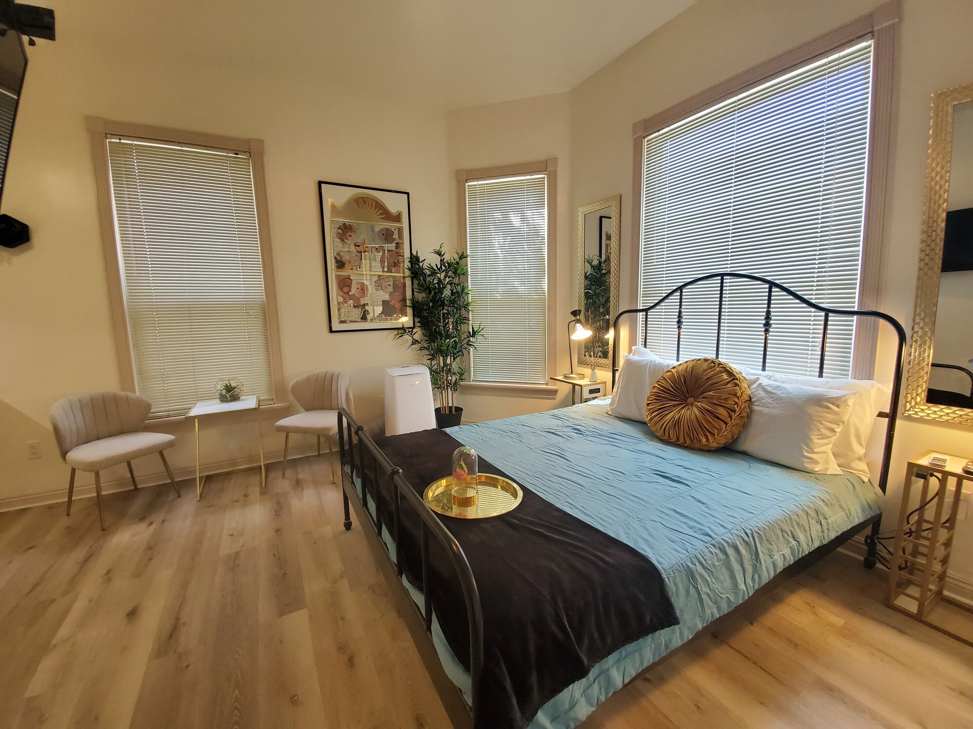 Signature Room, 1 Queen Bed | Individually decorated, individually furnished, desk, laptop workspace