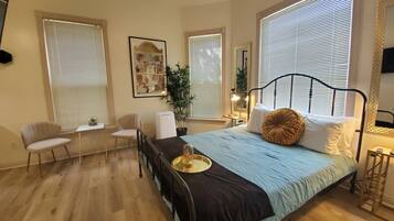 Signature Room, 1 Queen Bed | Individually decorated, individually furnished, desk, laptop workspace