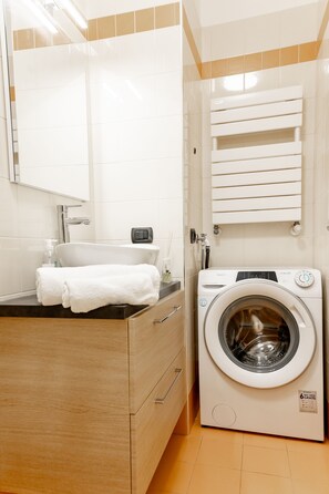 Luxury Twin Room | Bathroom | Designer toiletries, hair dryer, slippers, towels - Ca Rosa Venezia (Mestre)