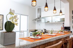 Apartment | Private kitchen | Fridge, microwave, oven, blender - Incrível Vista com 4 Quartos e Lareira (Campos do Jordão)