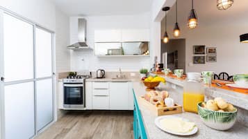 Apartamento | Cozinha privada | Geladeira, micro-ondas, fogão, liquidificador