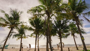 På stranden och vit sandstrand