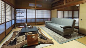 デラックス 4 人部屋 | デスク 、WiFi (無料)、ベッドシーツ