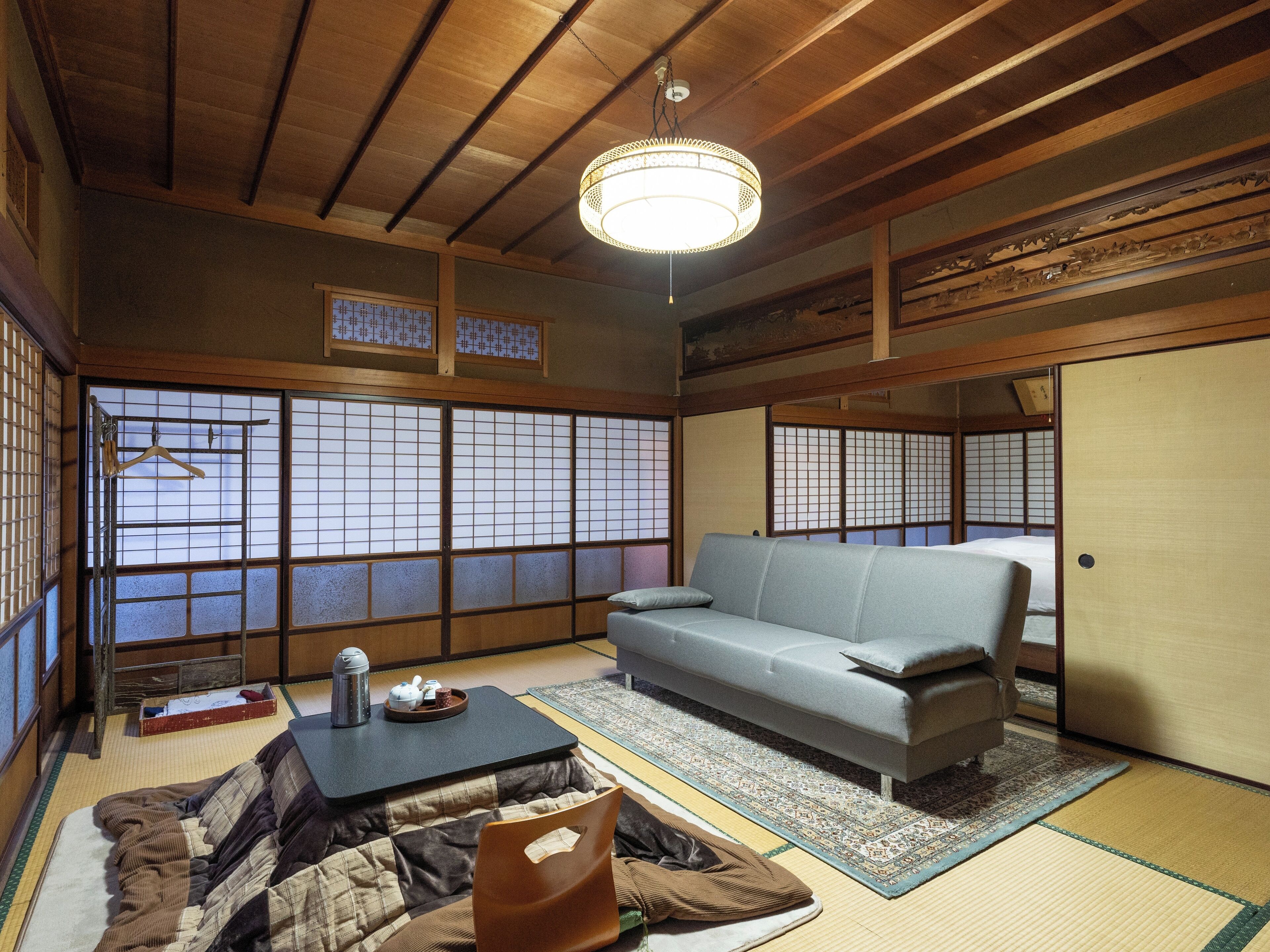 デラックス 4 人部屋 | デスク、WiFi (無料)、ベッドシーツ