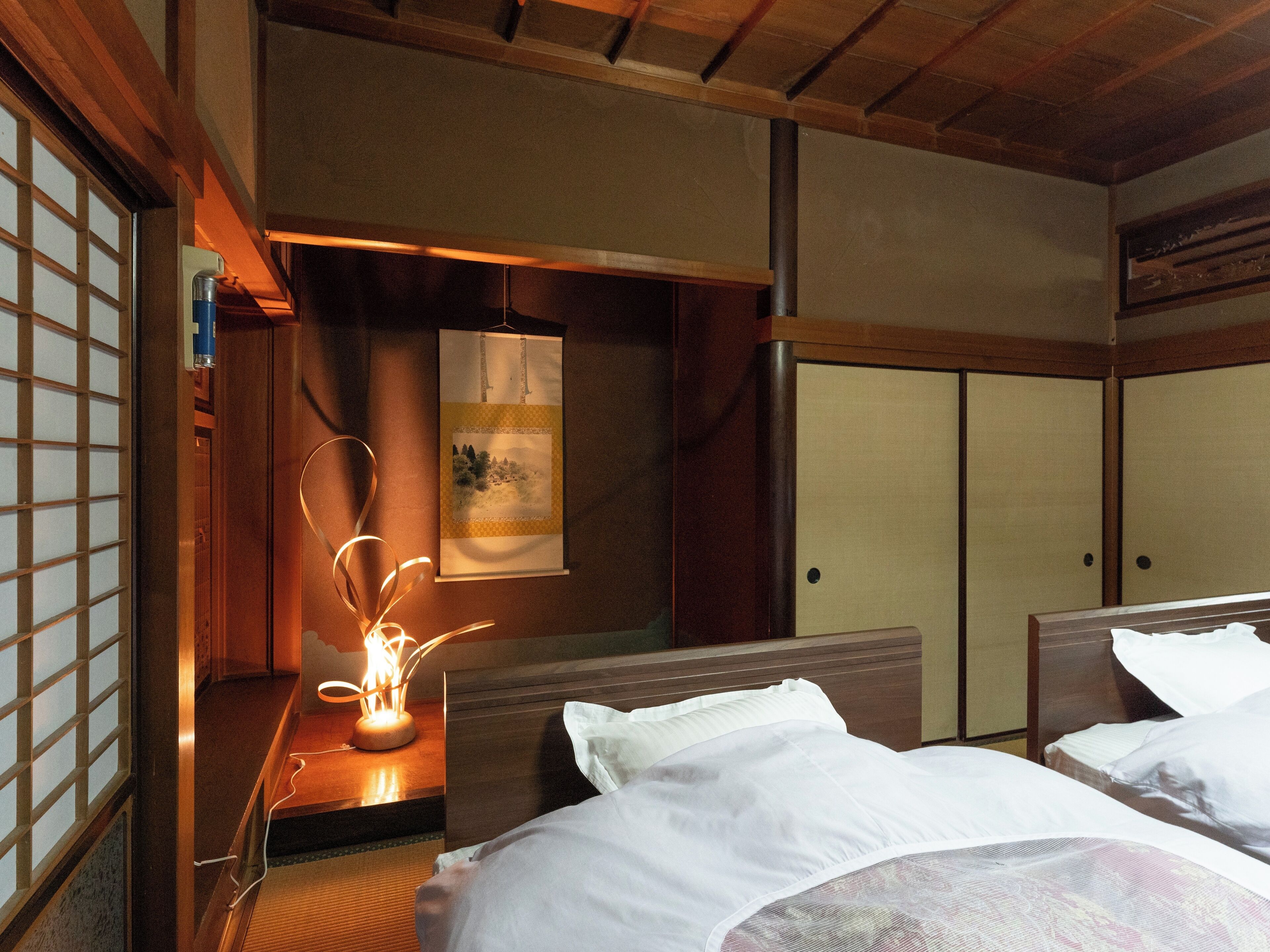 デラックス 4 人部屋 | デスク、WiFi (無料)、ベッドシーツ