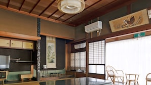 デラックス 4 人部屋 | デスク、WiFi (無料)、ベッドシーツ