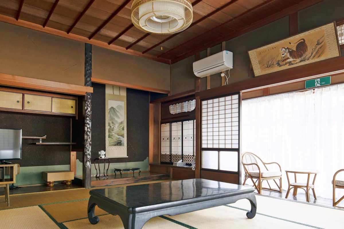 Deluxe Quadruple Room | Desk, free WiFi, bed sheets