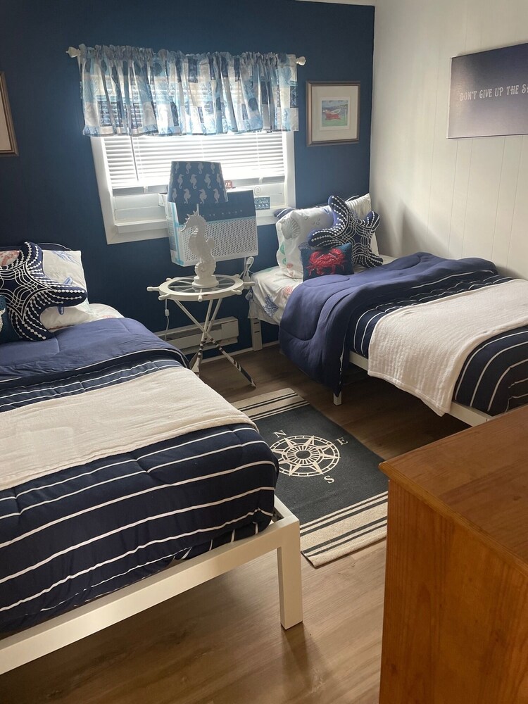 Beach Bungalow 2 min walk to beach, bay, shops, restaurant's,beach gear