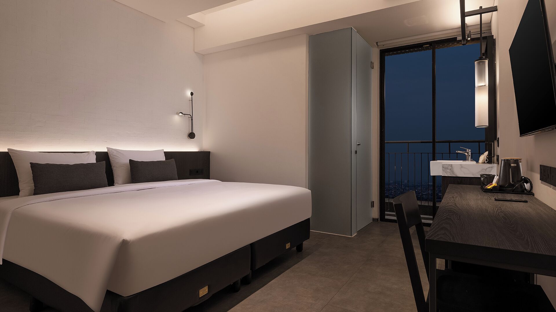 Deluxe Double Room, Non Smoking | Desk, soundproofing, bed sheets