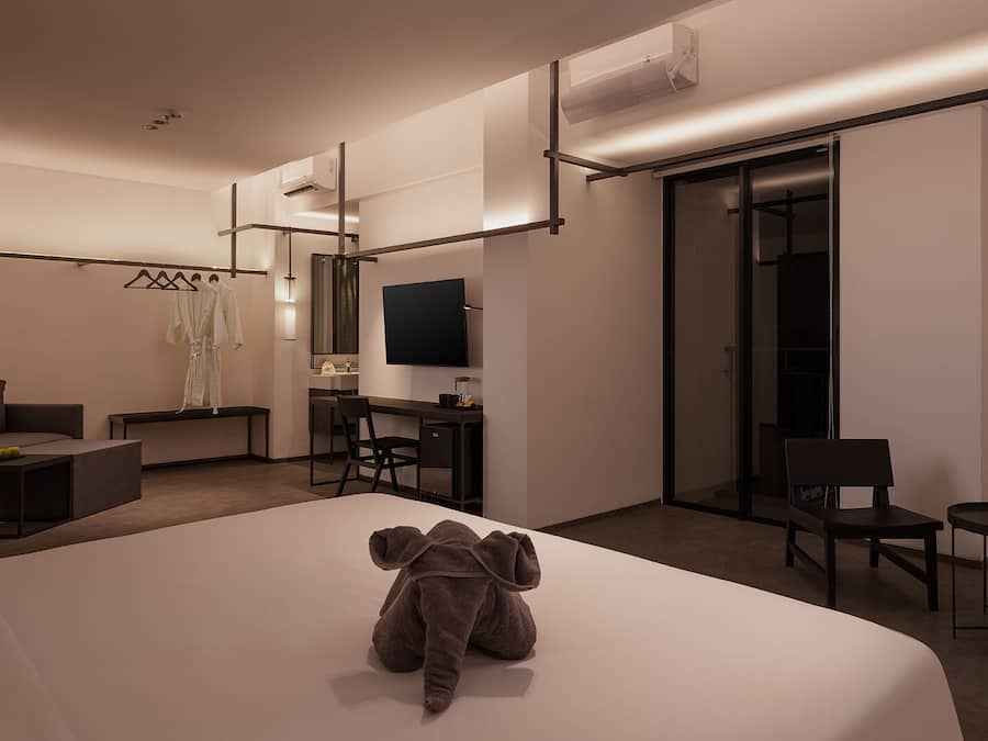 Escritorio, sistema de insonorización y ropa de cama