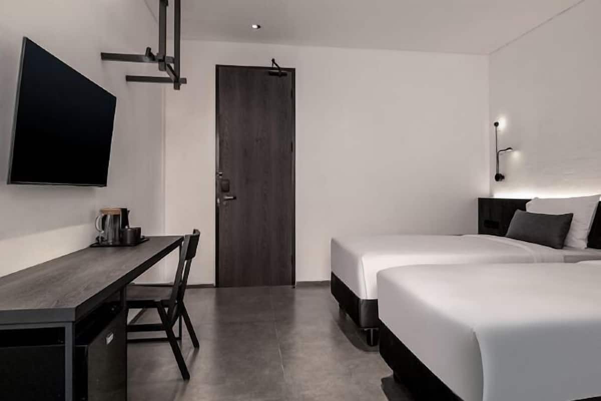 Escritorio, sistema de insonorización y ropa de cama