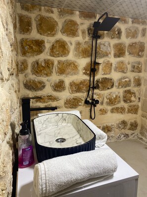 Triple Room | Bathroom | Shower, rainfall showerhead, hair dryer, towels - Roma Konağı Mardin (Mardin)