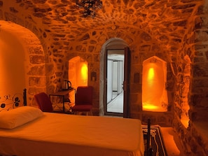 Classic-Dreibettzimmer | Schreibtisch, laptopgeeigneter Arbeitsplatz, kostenloses WLAN