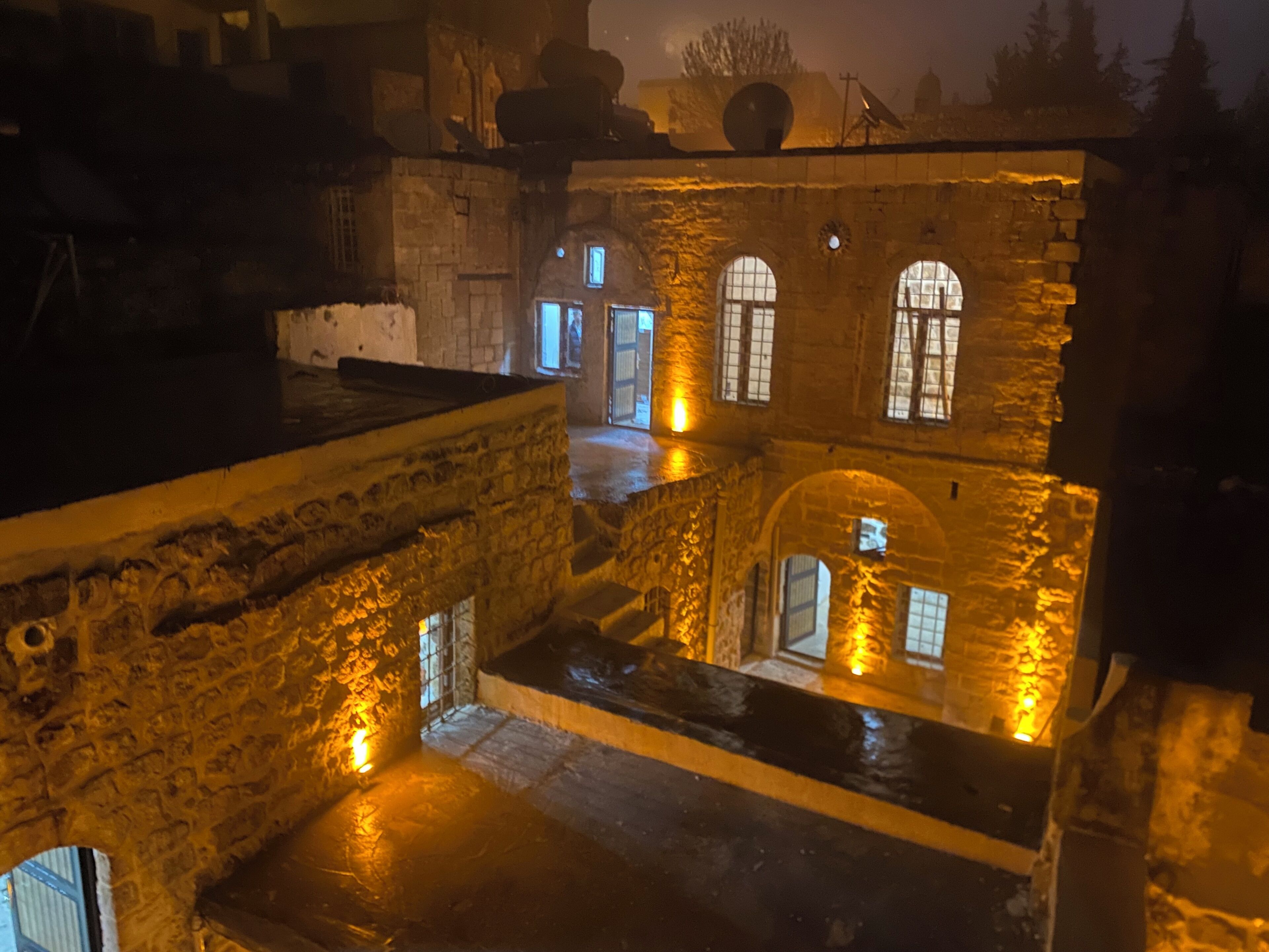 Klassieke kamer, 1 twee- of 2 eenpersoonsbedden | Woonruimte | Een 52-inch plasmatelevisie met kabelzenders