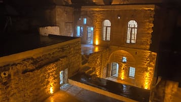 Klassieke kamer, 1 twee- of 2 eenpersoonsbedden | Woonruimte | Een 52-inch plasmatelevisie met kabelzenders