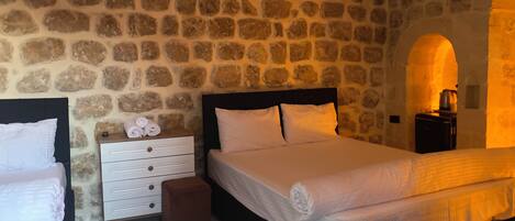 Classic Tek Büyük veya İki Ayrı Yataklı Oda | Masa, dizüstü bilgisayar çalışma alanı, ücretsiz kablosuz İnternet