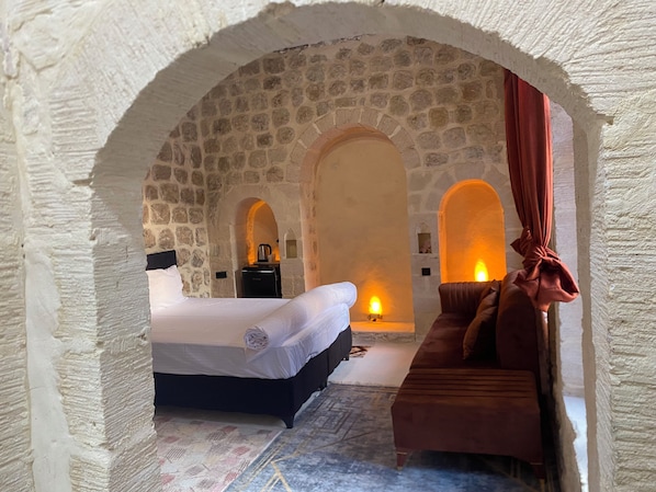 Classic Double or Twin Room | Desk, laptop workspace, free WiFi, bed sheets