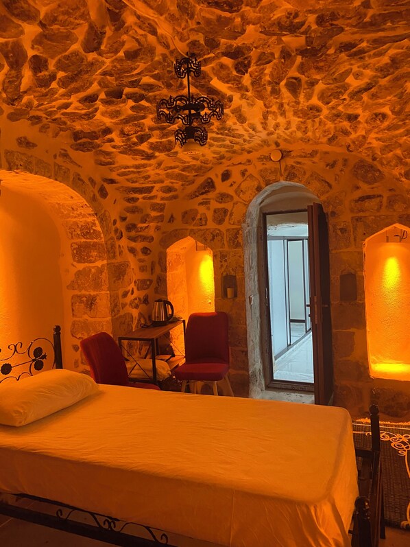 Classic Triple Room | Desk, laptop workspace, free WiFi, bed sheets - Mardin Merkez (Mardin)