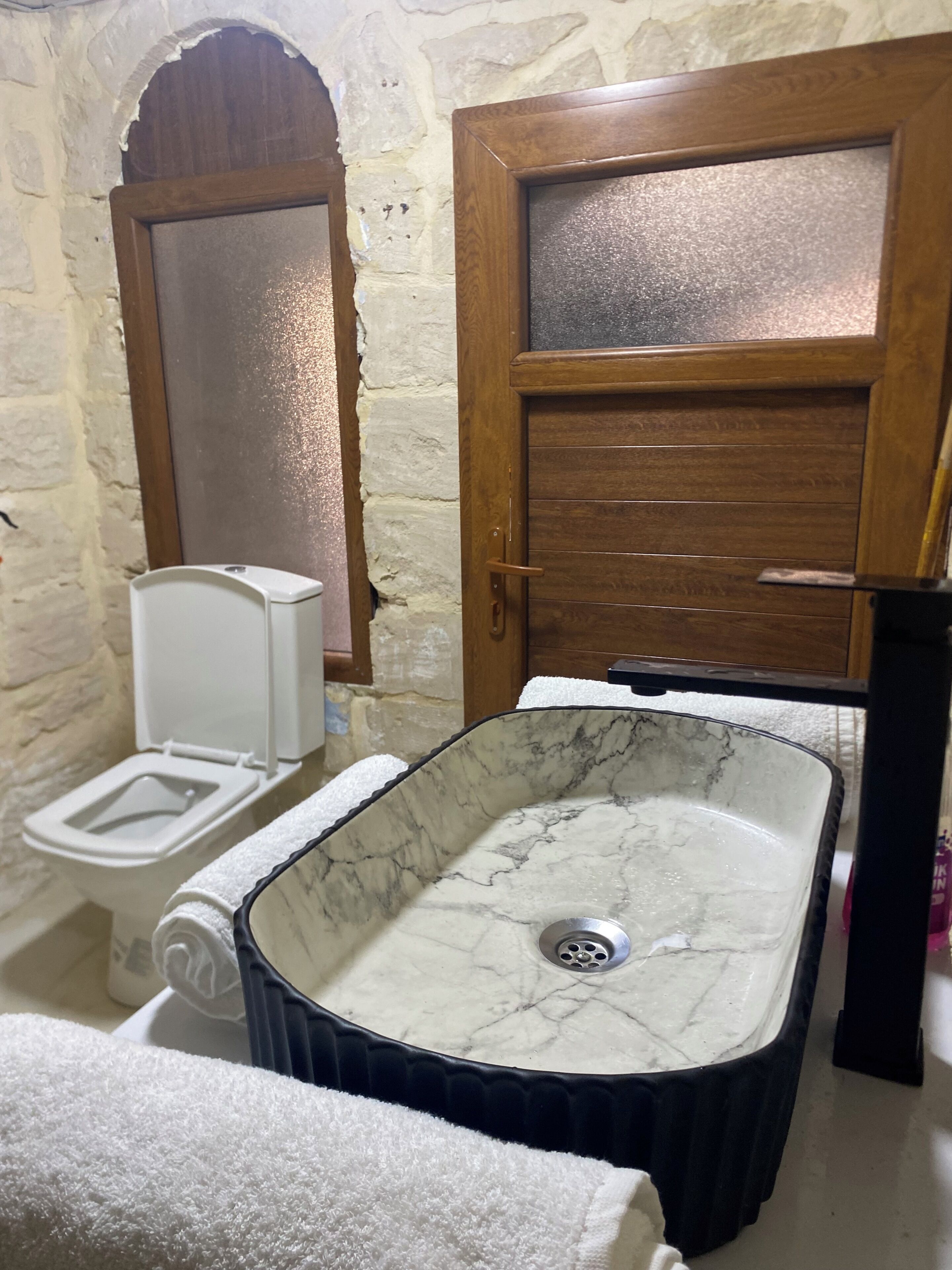 Klassieke kamer, 1 twee- of 2 eenpersoonsbedden | Badkamer | Een douche, een regendouche, een haardroger