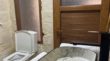 Klassieke kamer, 1 twee- of 2 eenpersoonsbedden | Badkamer | Een douche, een regendouche, een haardroger