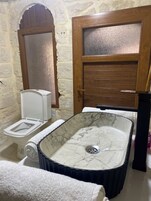 Habitación clásica | Baño | Ducha, cabezal de ducha tipo lluvia y secador de pelo