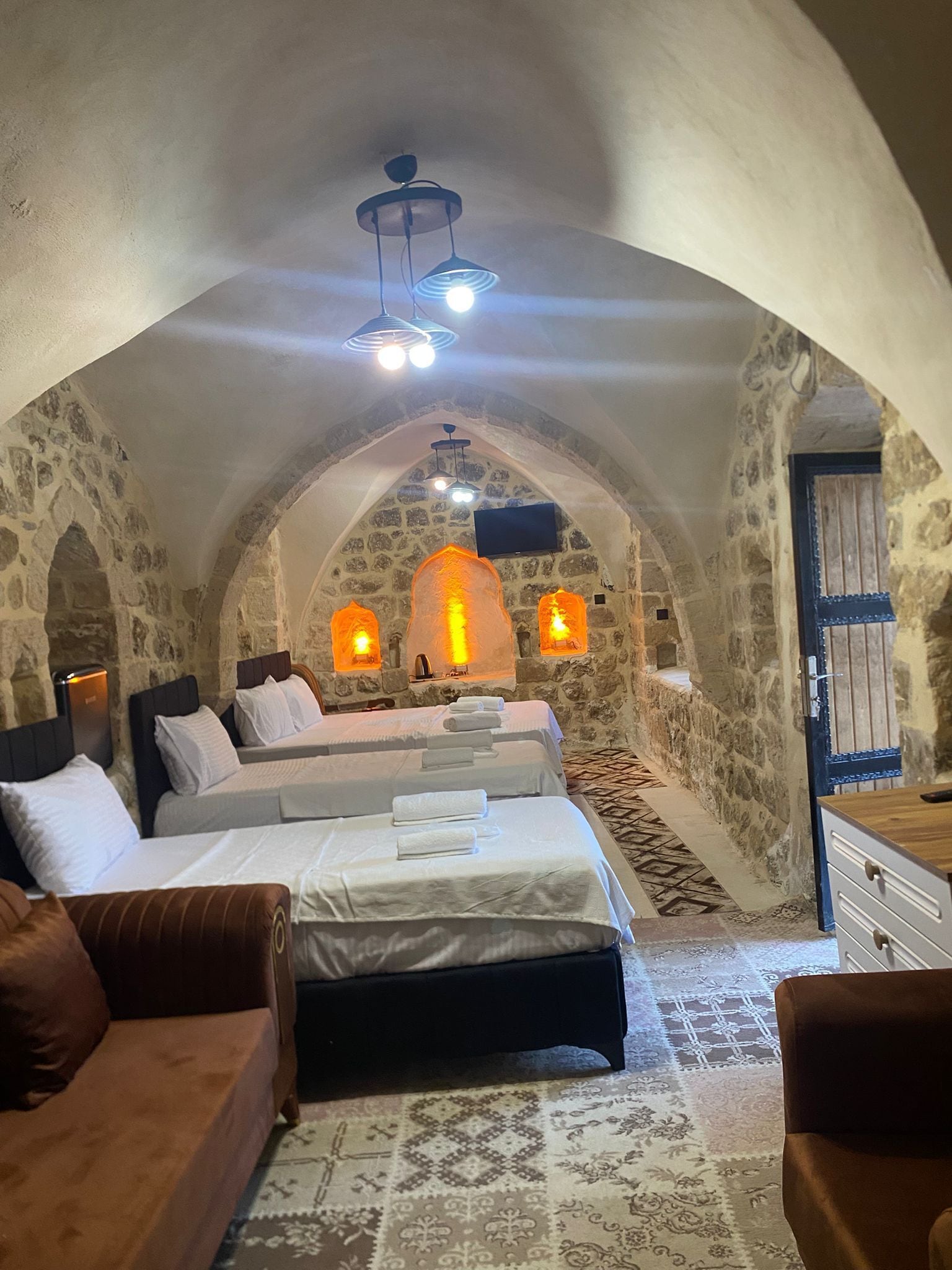 Escritorio, espacio para trabajar con laptop y wifi gratis 