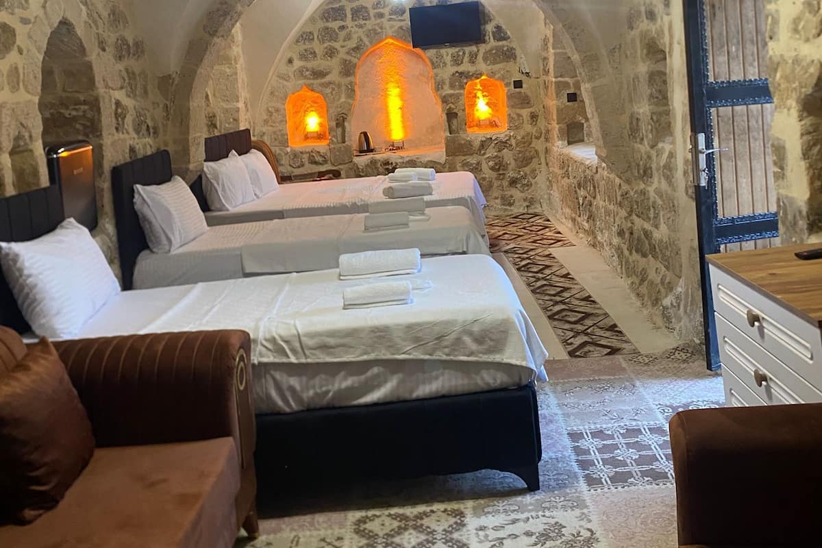 Perhehuone | Työpöytä, kannettavalle tietokoneelle sopiva työtila, ilmainen Wi-Fi