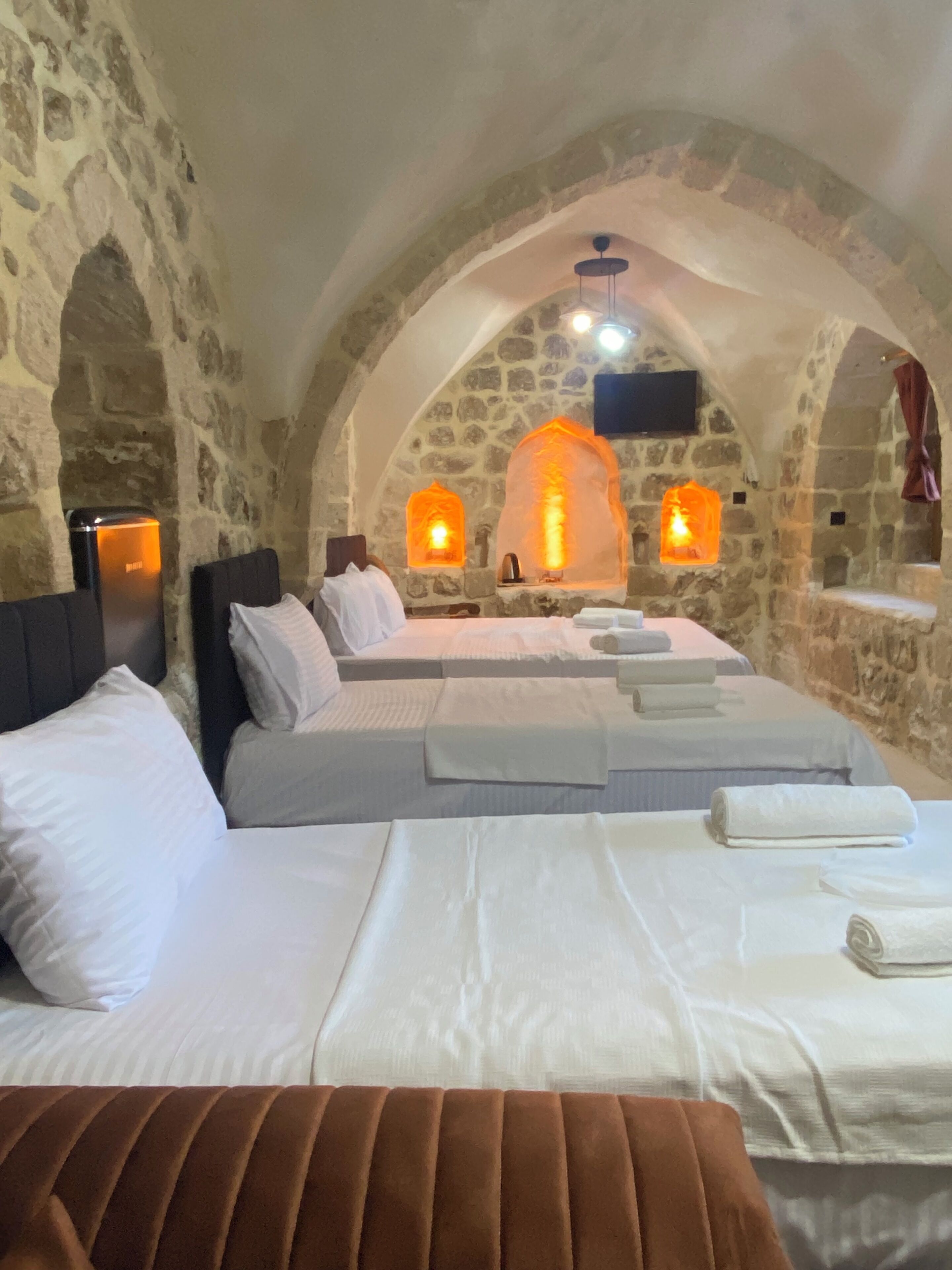 مكتب ومساحة عمل للكمبيوتر المحمول وواي فاي مجانًا وملاءات أسرّة