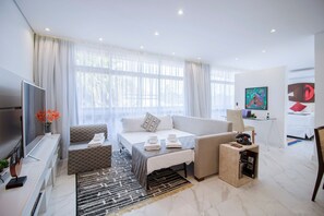 Villa | Living area | 60-inch TV with cable channels - Loft moderno com AC na Praça Pôr do Sol (São Paulo)