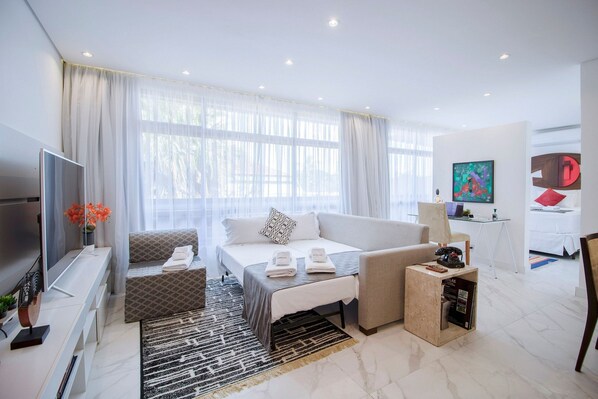 Villa | Living area | 60-inch TV with cable channels - Loft moderno com AC na Praça Pôr do Sol (São Paulo)