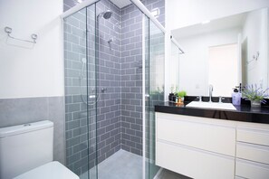 Villa | Badezimmer | Dusche, kostenlose Toilettenartikel