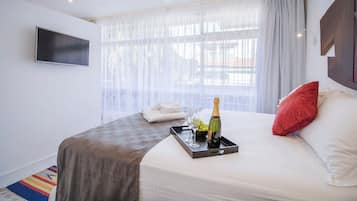 Villa | Desk, iron/ironing board, free WiFi