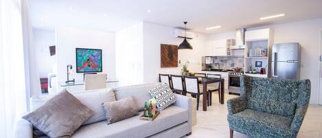 Villa | Opholdsområde | 60-tommers tv med kabelkanaler