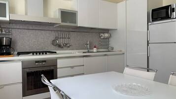 Frigorifero, microonde, forno, piano cottura