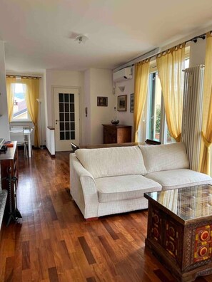 Smart TV, fireplace, books - The Terrace on the lake (Fiumelatte)