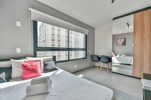 Desk, laptop workspace, free WiFi, bed sheets - 360 VN Humberto (São Paulo)