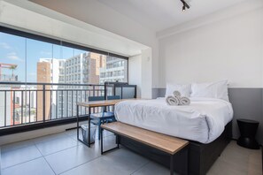 Desk, laptop workspace, free WiFi, bed sheets - 360 VN Humberto (São Paulo)