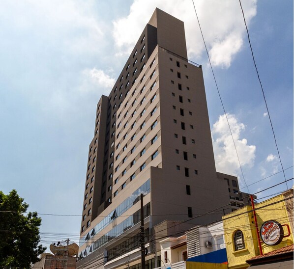 A tall, modern building with multiple floors and a flat roof. - 360 VN Humberto (São Paulo)