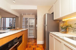 Departamento | Cocina privada | Refrigerador con congelador, microondas y utensilios de cocina 