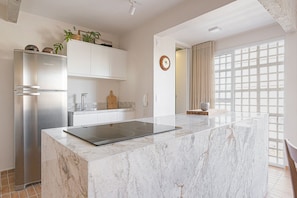 Refrigerador con freezer, microondas, utensilios de cocina