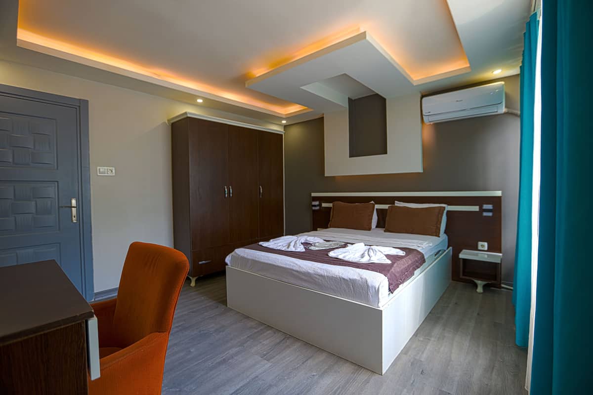 Deluxe Room | 1 bedroom, desk, laptop workspace, blackout drapes