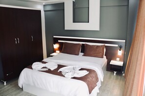 Kamar Deluks | 1 kamar tidur, dilengkapi dengan perabotan berbeda-beda, dan meja kerja