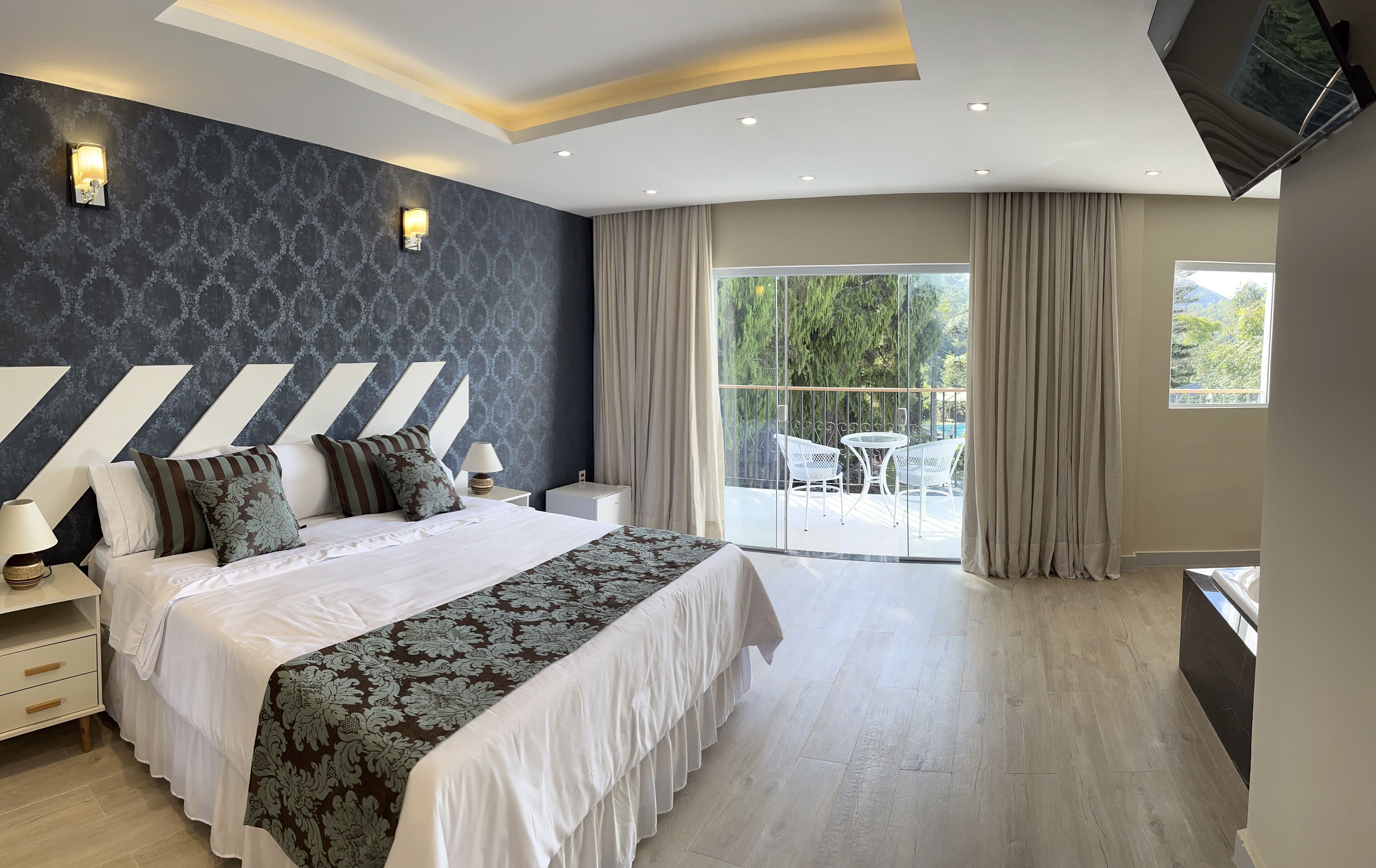 Suite Deluks | Minibar, brankas, tirai kedap cahaya, dan Wi-Fi gratis