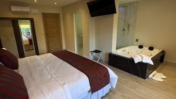 Deluxe Suite | Minibar, in-room safe, blackout curtains, free WiFi
