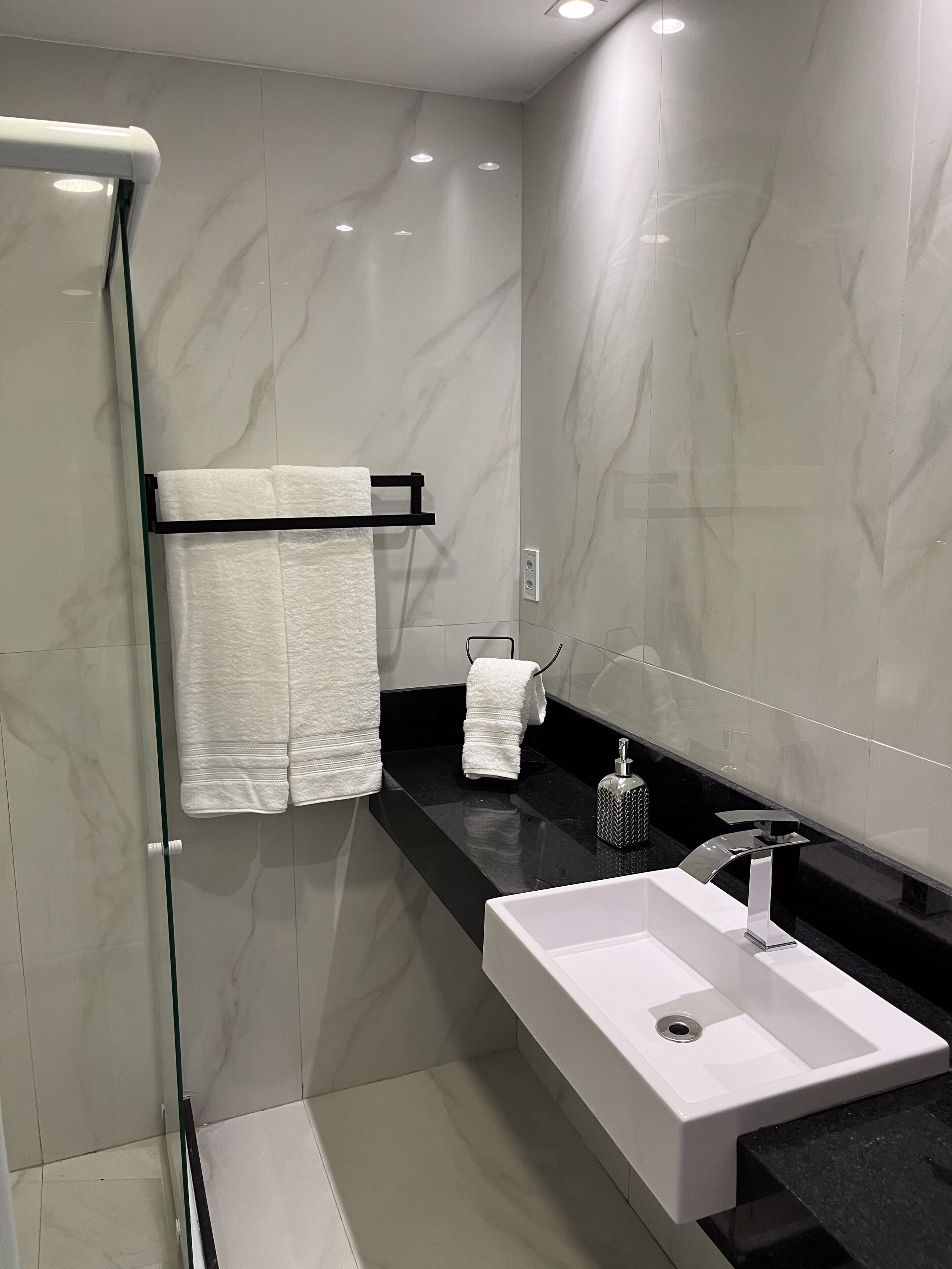 Apartamento standard | Banheiro | Chuveiro, produtos de toalete grátis, secador de cabelo 