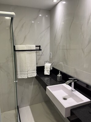 Standard Apartment | Bathroom | Shower, free toiletries, hair dryer, towels