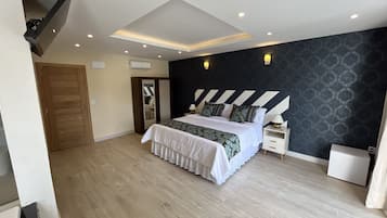 Deluxe Suite | 1 bedroom, minibar, in-room safe, blackout drapes