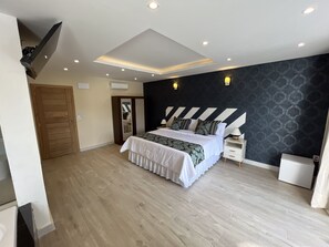 Deluxe Suite | 1 bedroom, minibar, in-room safe, blackout curtains