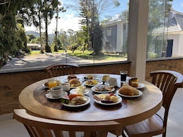 Café da manhã com buffet grátis todos os dias