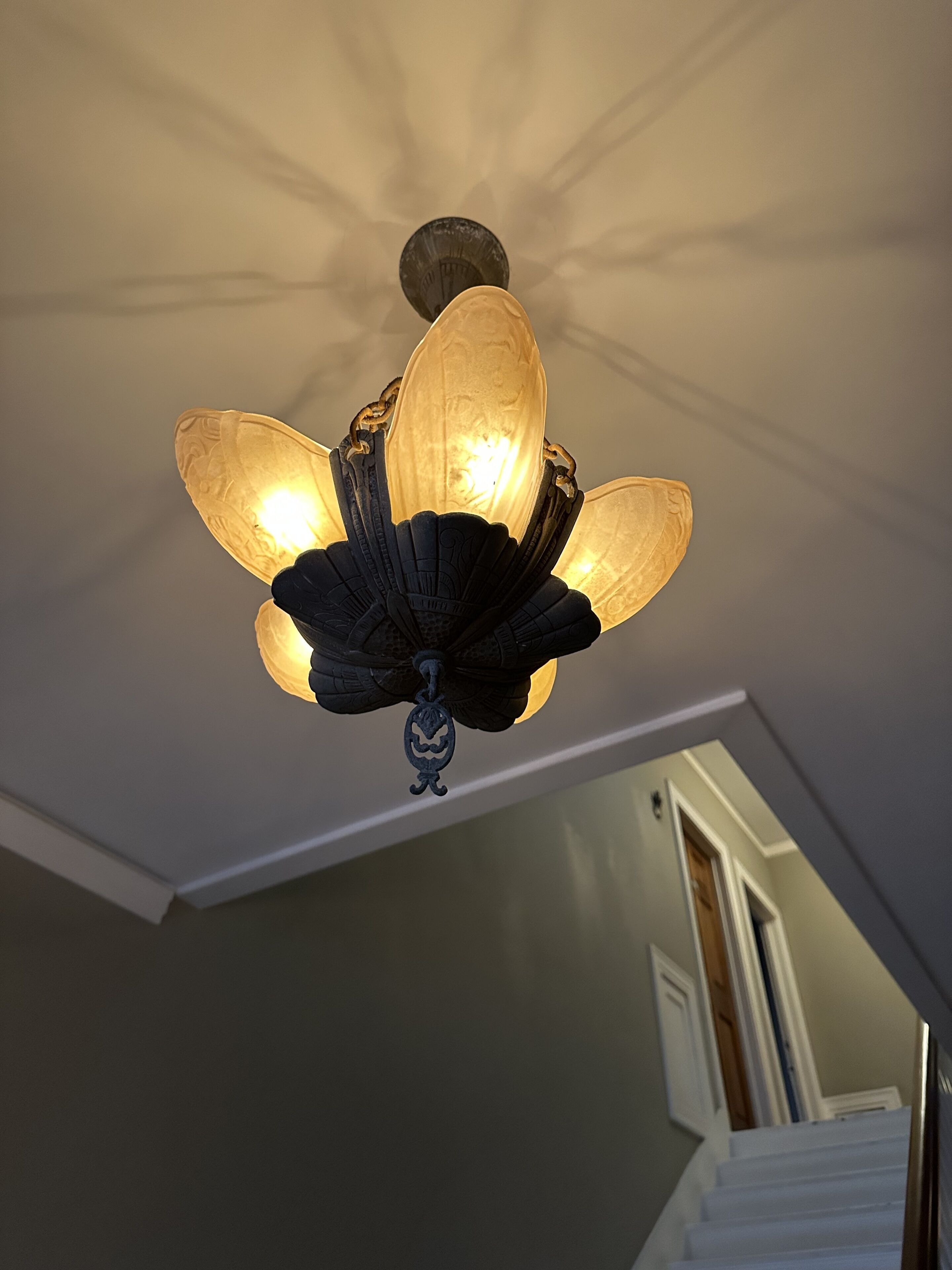 A ceiling fan with a decorative light fixture.